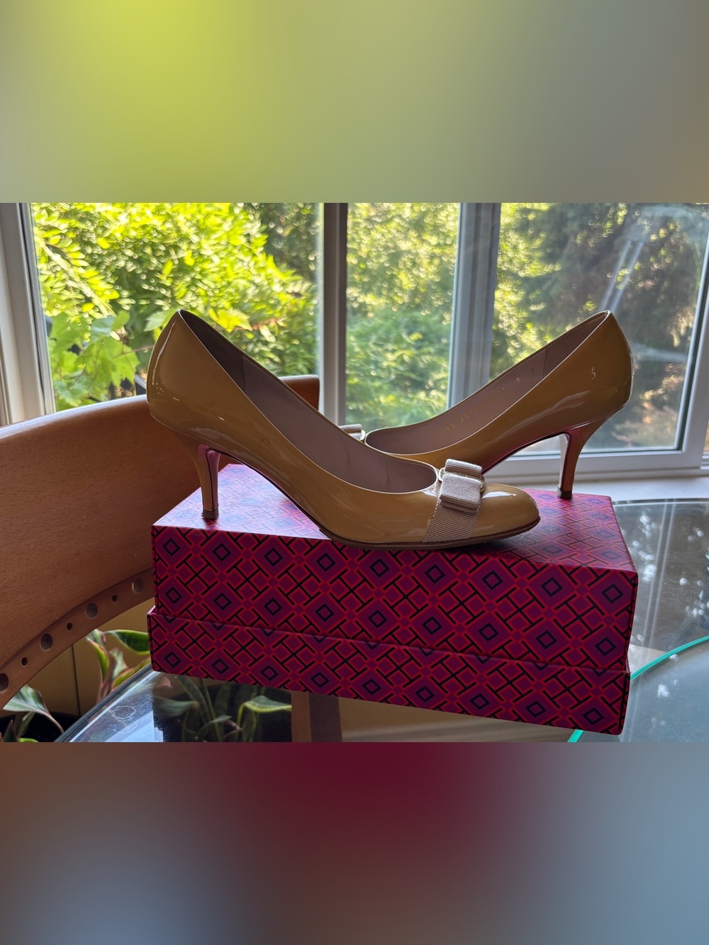 Salvatore Ferragamo Vara Patent Leather Bow Pumps Size 8